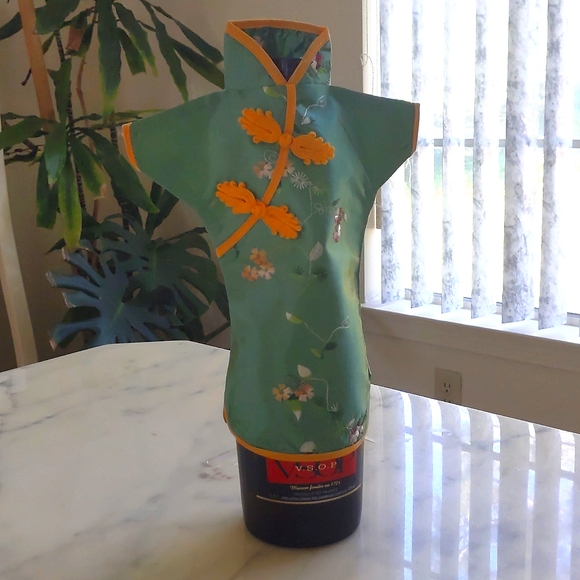 NWT. Wine Bottle Cover: Chinese Silk Brocade with Embroidery Lady's Green Gown. - Picture 3 of 4